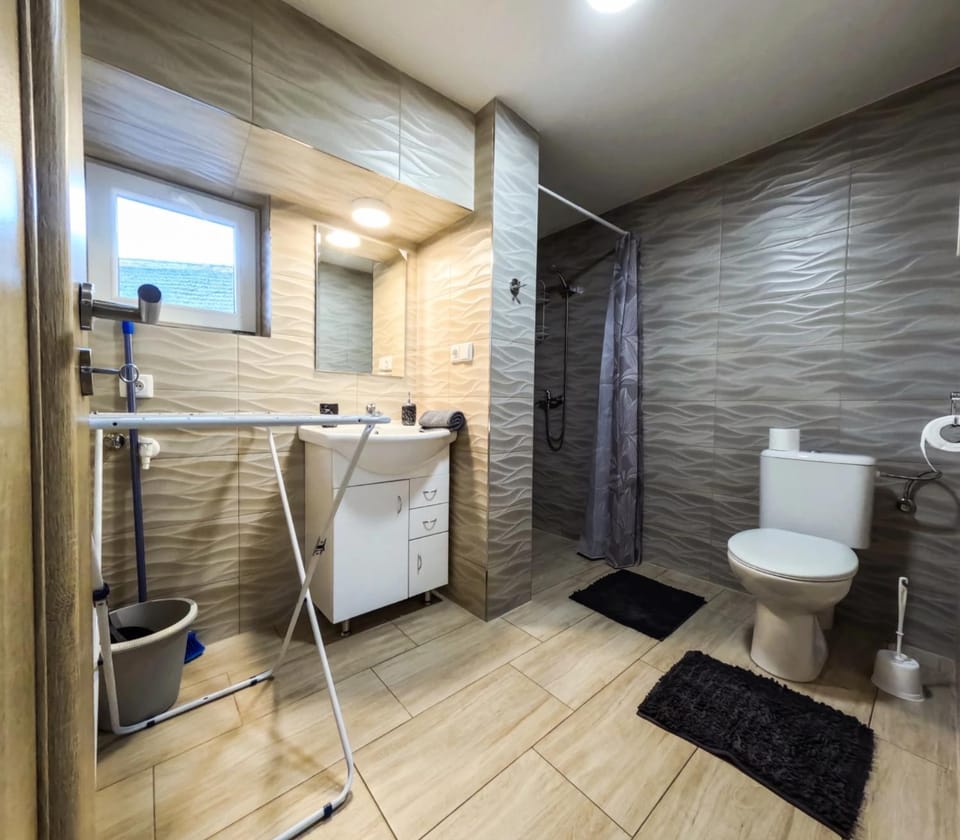 Shower, Toilet, Bathroom, towels