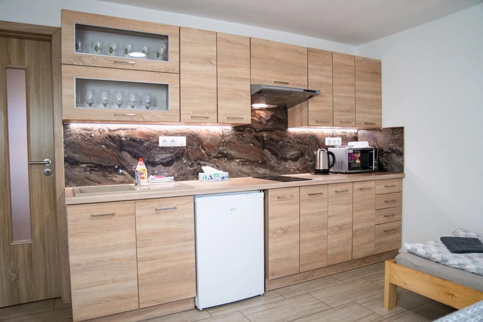 Coffee/tea facilities, Kitchen or kitchenette, stove
