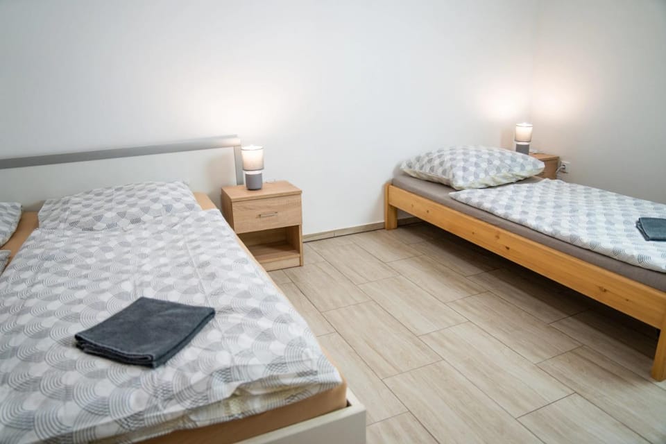 Bed, Bedroom, towels