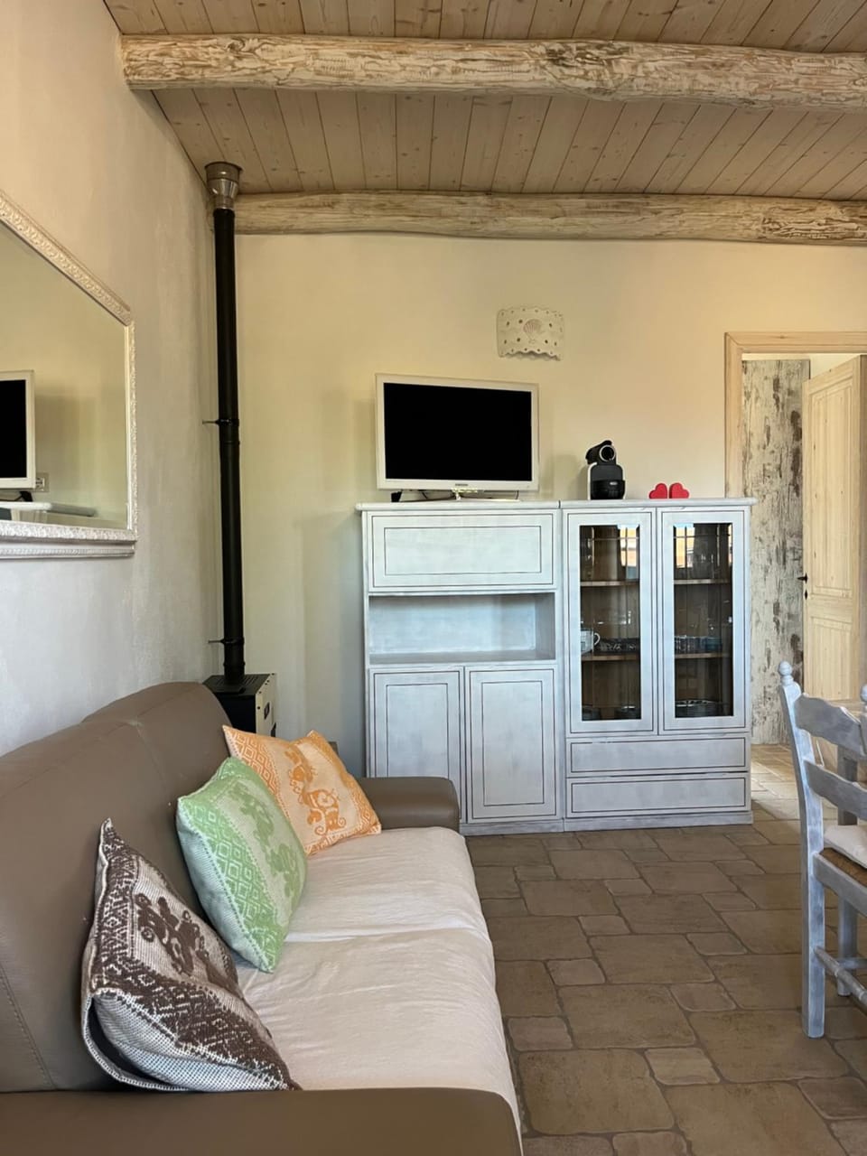 TV and multimedia, Kitchen or kitchenette, Living room, Seating area, Evening entertainment