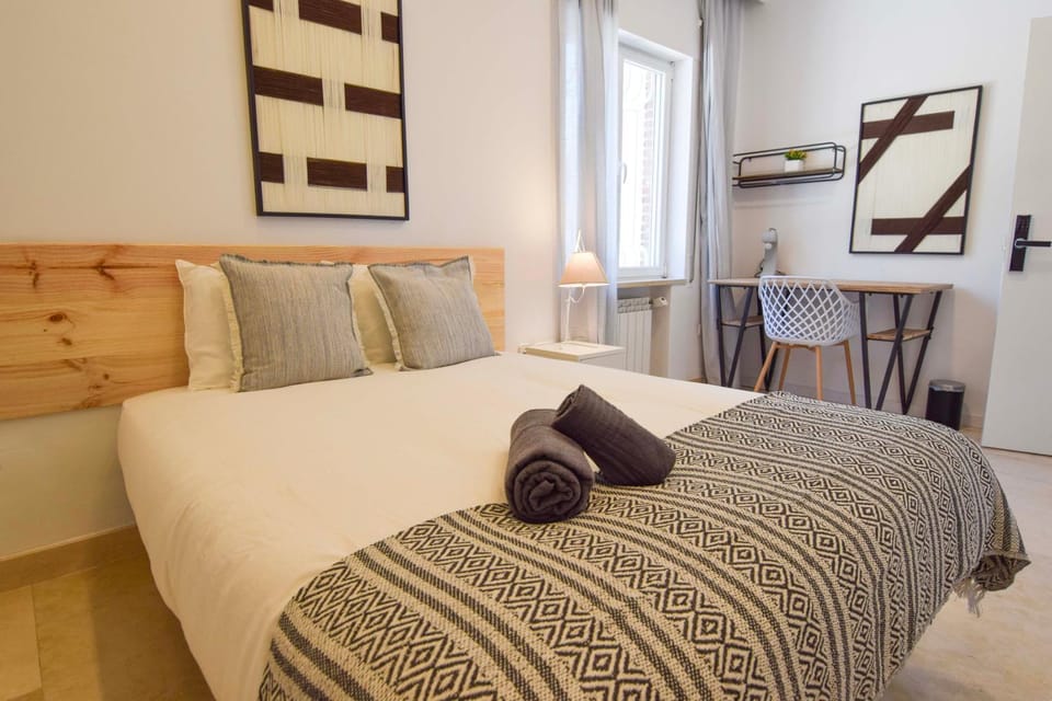 Bed, Photo of the whole room, Bedroom, towels