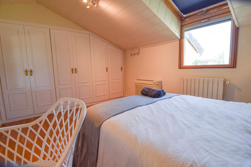 Bed, Photo of the whole room, Bedroom, heating, wardrobe, air conditioner