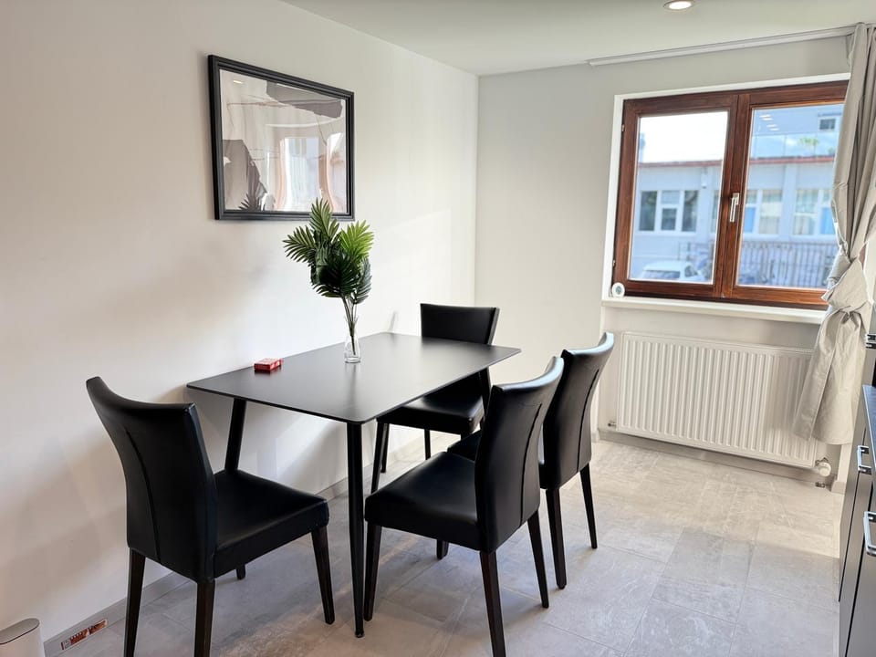 Living room, Seating area, Dining area, internet