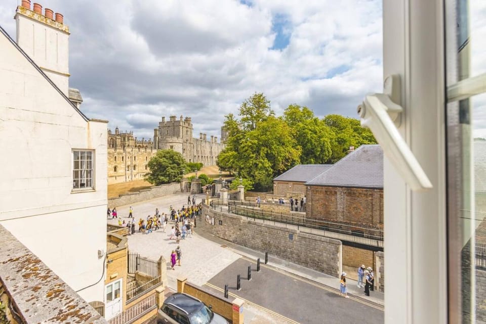 Charming Studio with Stunning Windsor Castle Views - By Tempstay Apartment in Windsor