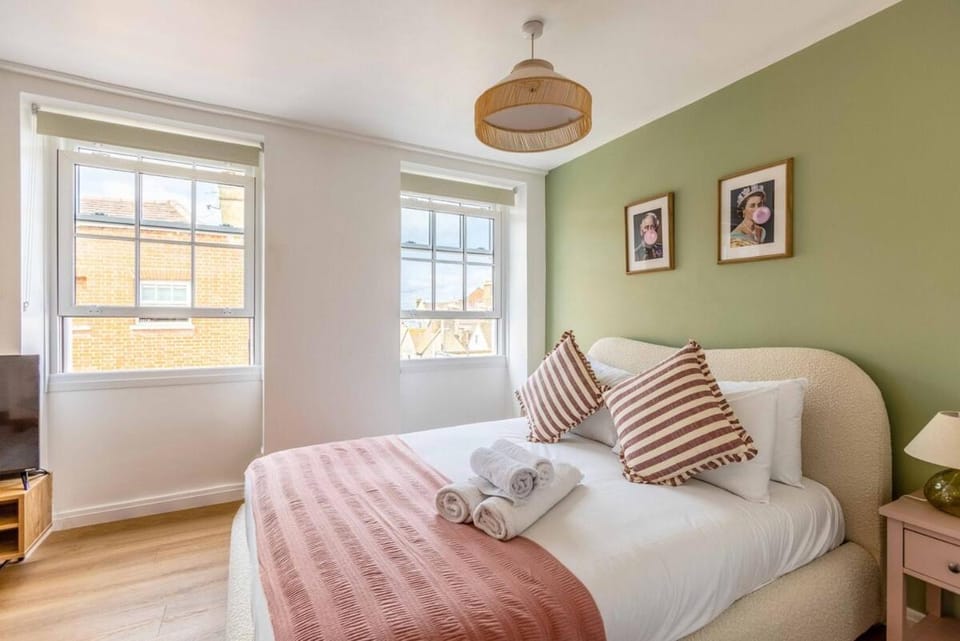 Charming Studio with Stunning Windsor Castle Views - By Tempstay Apartment in Windsor