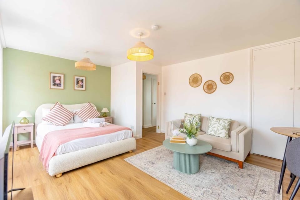 Charming Studio with Stunning Windsor Castle Views - By Tempstay Apartment in Windsor