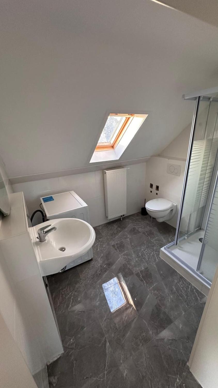 Shower, Toilet, Bathroom, towels