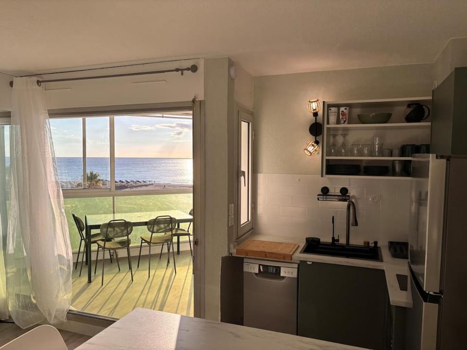 Kitchen or kitchenette, Dining area, Sea view
