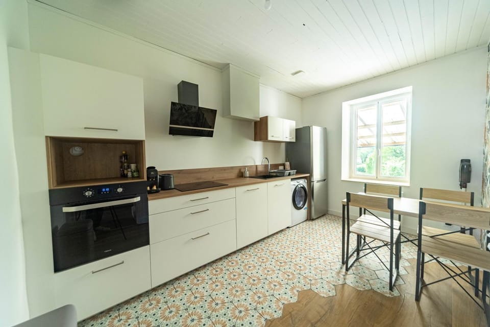 Kitchen or kitchenette, Dining area, dishwasher, oven, stove, toaster, washing machine