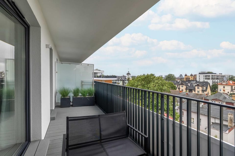 Property building, Day, View (from property/room), Balcony/Terrace, Living room, Seating area, City view