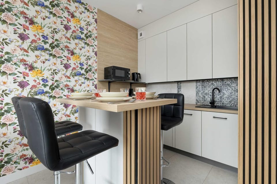 Coffee/tea facilities, Kitchen or kitchenette, oven, stove