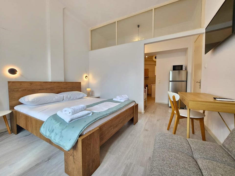 Bed, TV and multimedia, Bedroom, towels