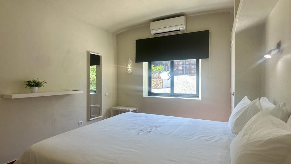 Bed, Bedroom, air conditioner