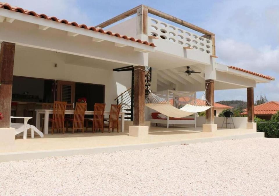 Property building, Patio, Balcony/Terrace