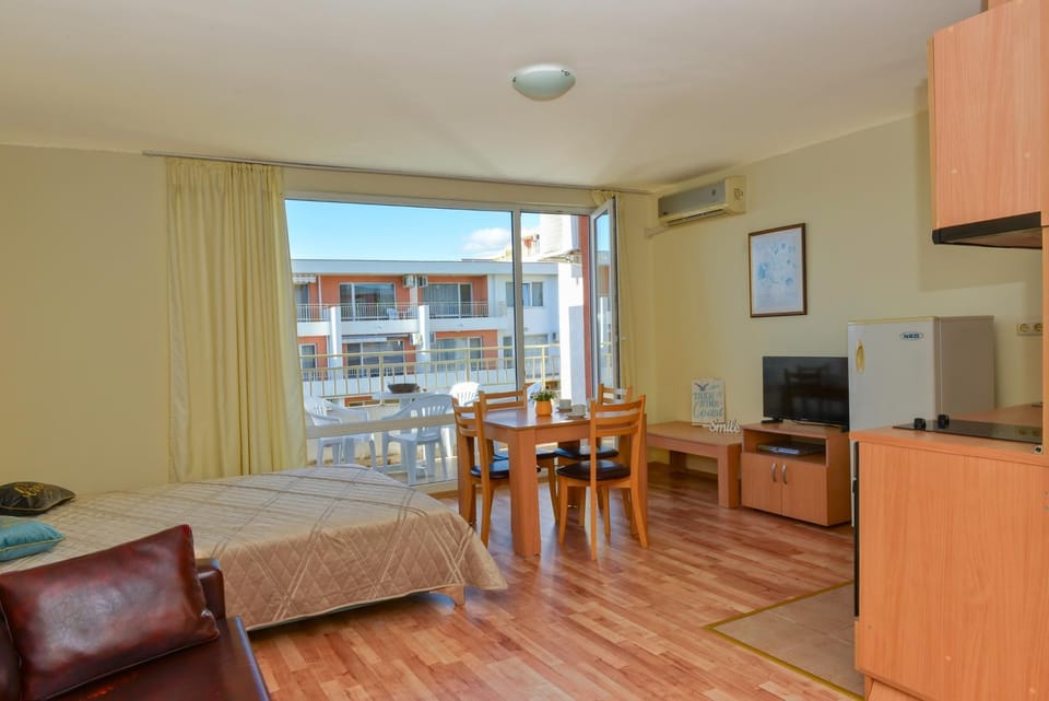 TV and multimedia, Kitchen or kitchenette, Living room