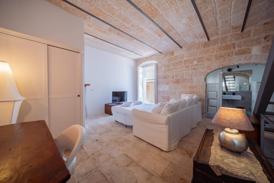TV and multimedia, Photo of the whole room, Seating area, Bedroom