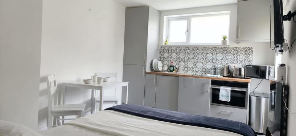 Lovely Cosy Studio with Garden and Parking Apartment in Daventry District