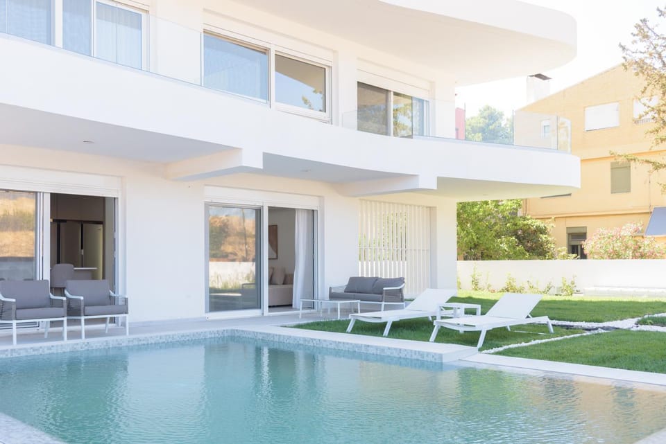 Swimming pool, sunbed