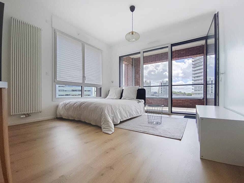 Photo of the whole room, Bedroom