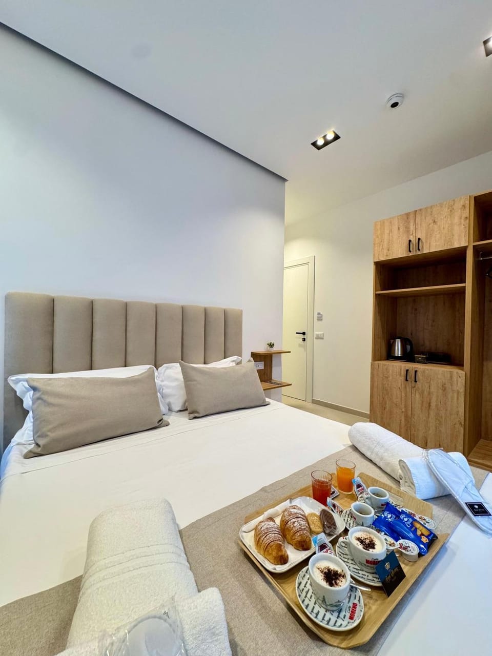 Coffee/tea facilities, Photo of the whole room, Seating area, Bedroom, Food