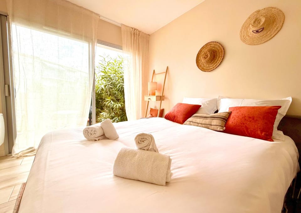 Bed, Photo of the whole room, towels