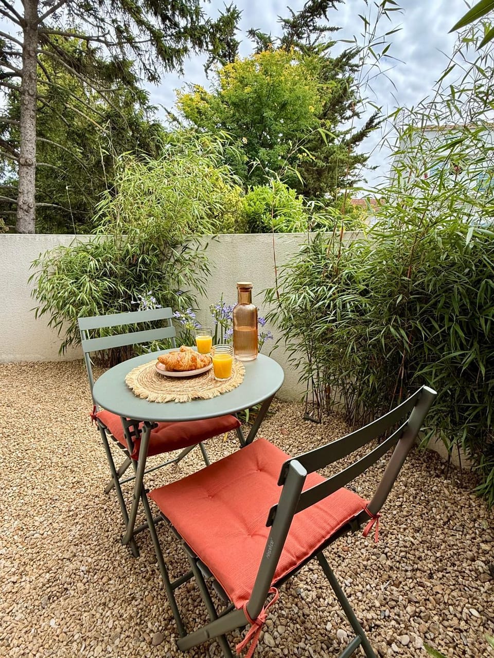 Patio, Day, Garden, Dining area