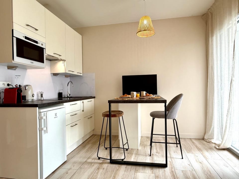 TV and multimedia, Kitchen or kitchenette, Dining area, stove