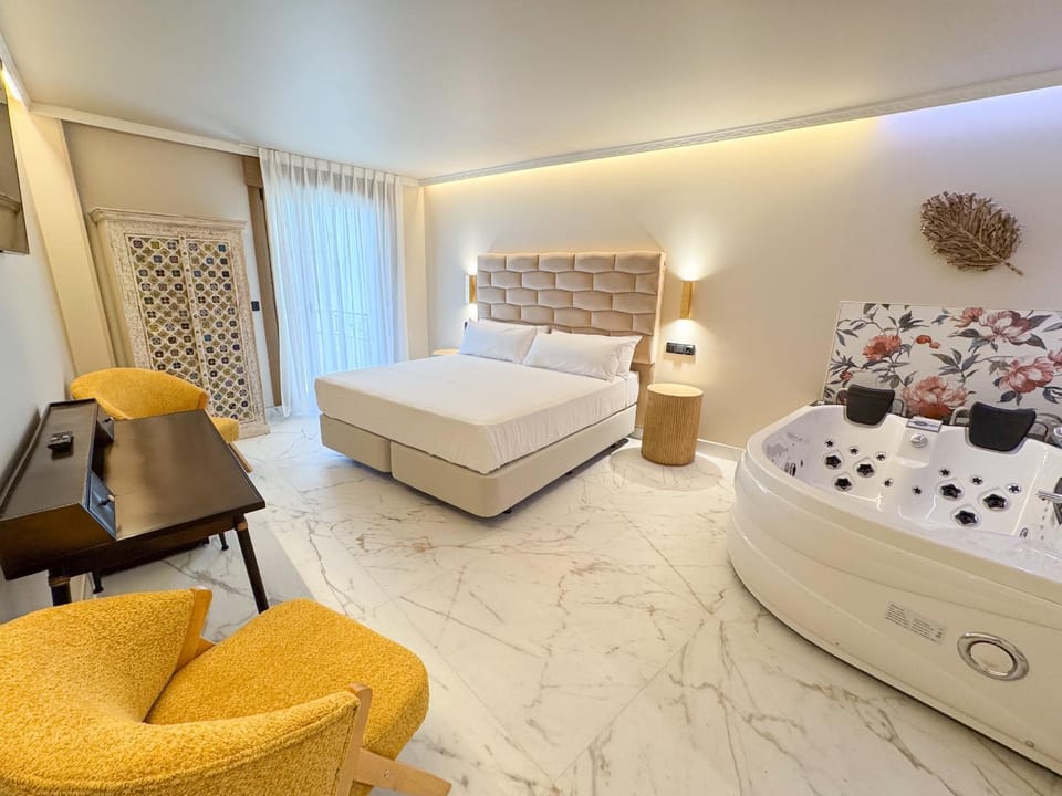 Bed, Photo of the whole room, Seating area, Bedroom