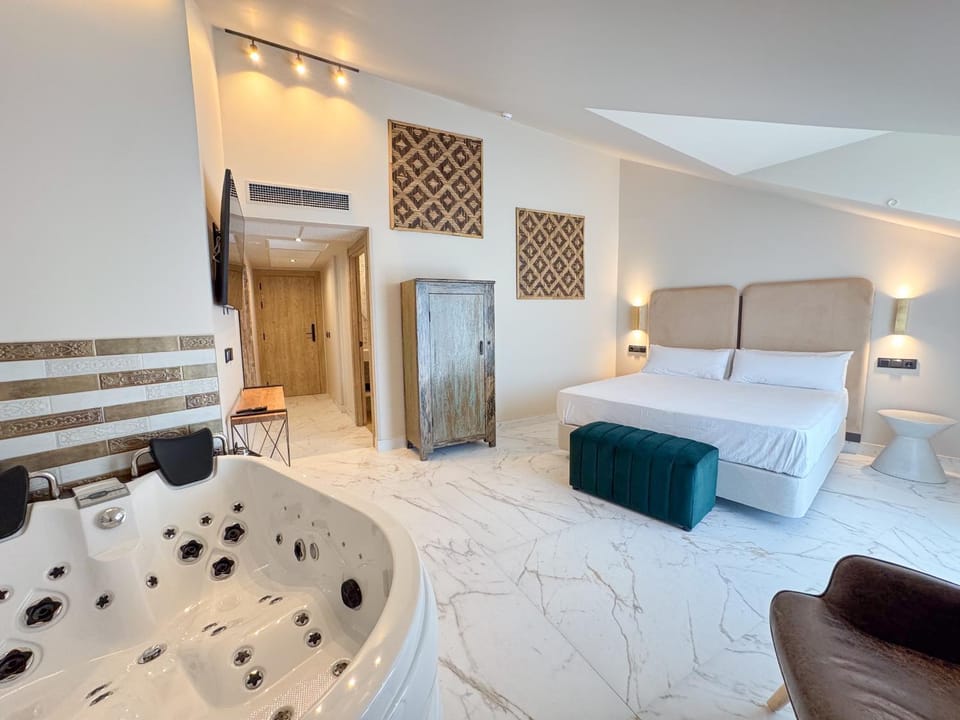 Bed, Hot Tub, Photo of the whole room, Bedroom