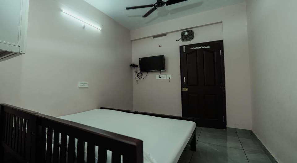 Bed, TV and multimedia, Photo of the whole room, Bedroom