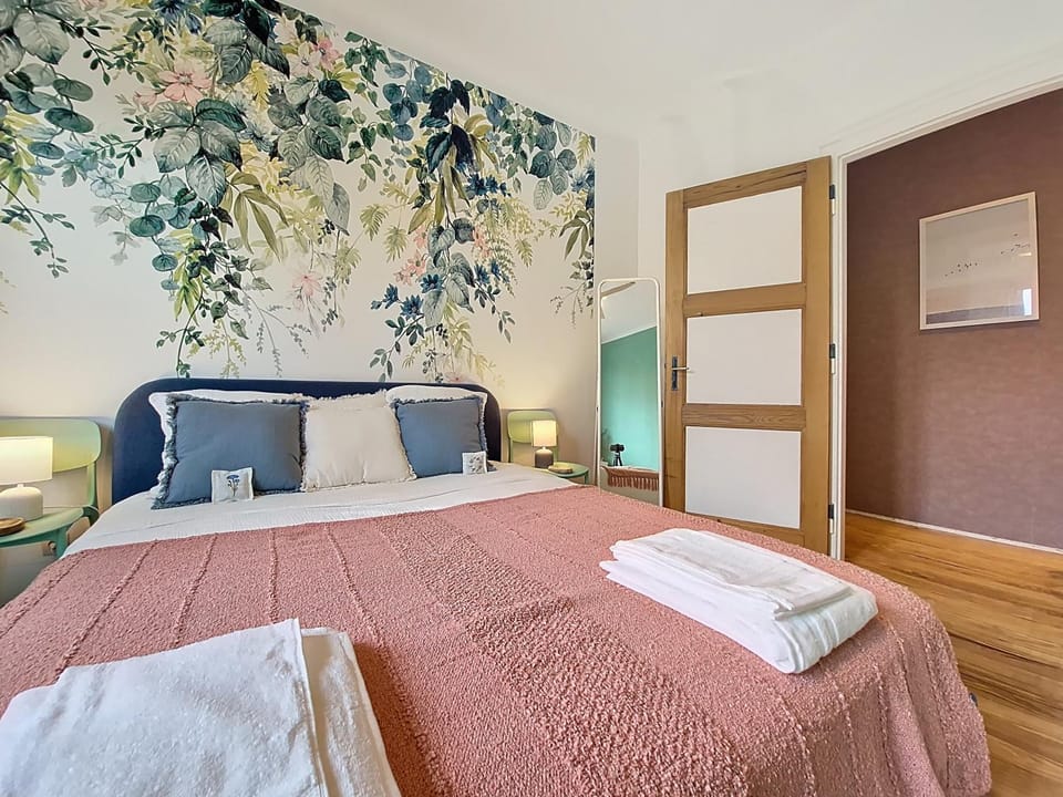 Bed, Photo of the whole room, Bedroom, towels