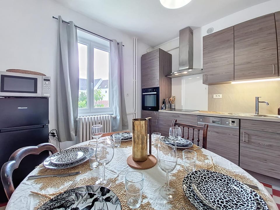 Kitchen or kitchenette, Dining area, stove