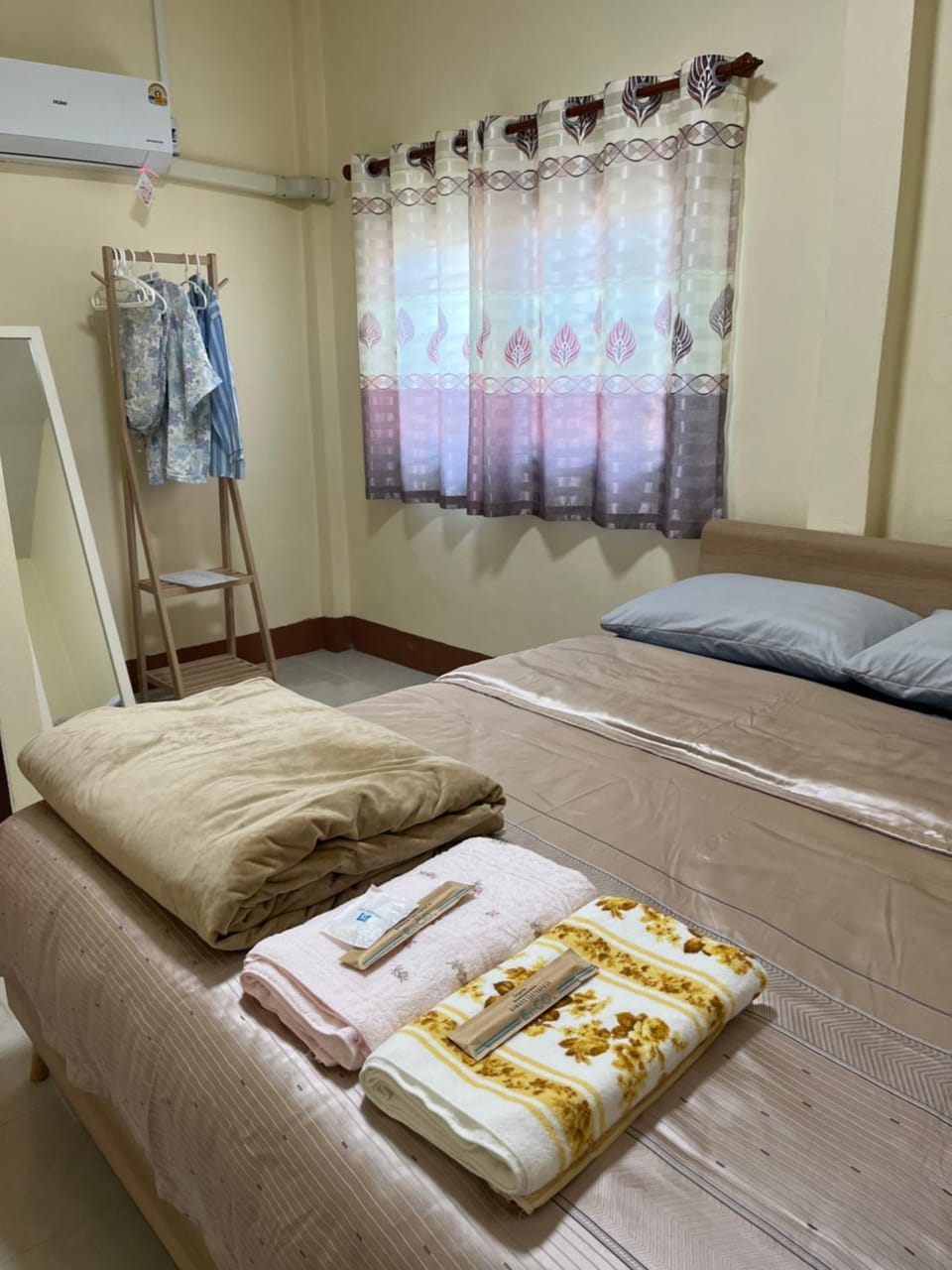 94 Yellow house House in Laos