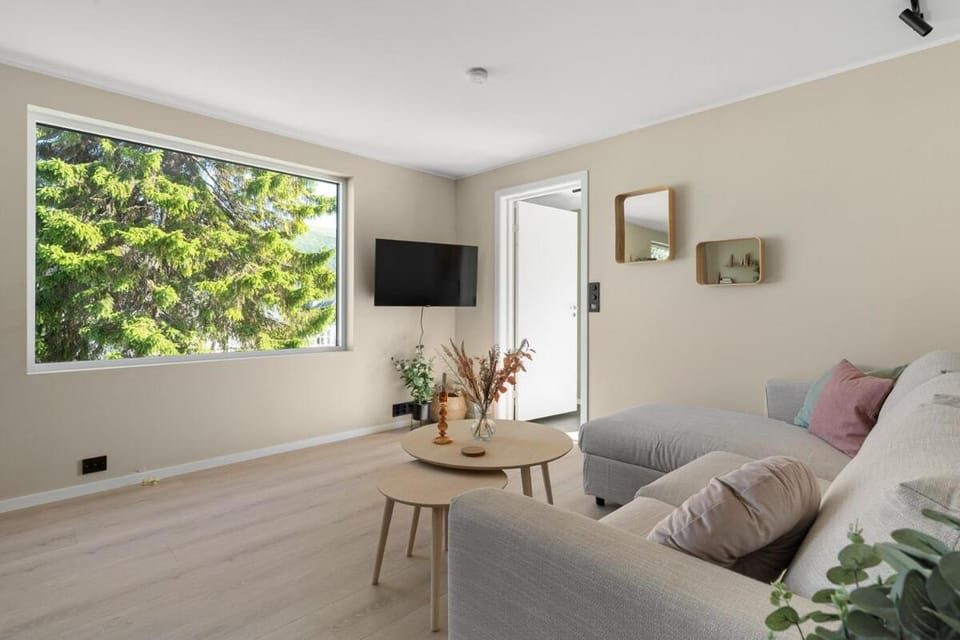 Communal lounge/ TV room, TV and multimedia, Living room, Seating area, Evening entertainment