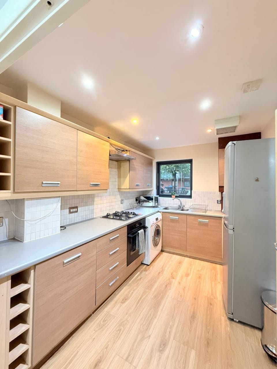 Modern 3-Bed Townhouse & Balcony Apartment in Birmingham