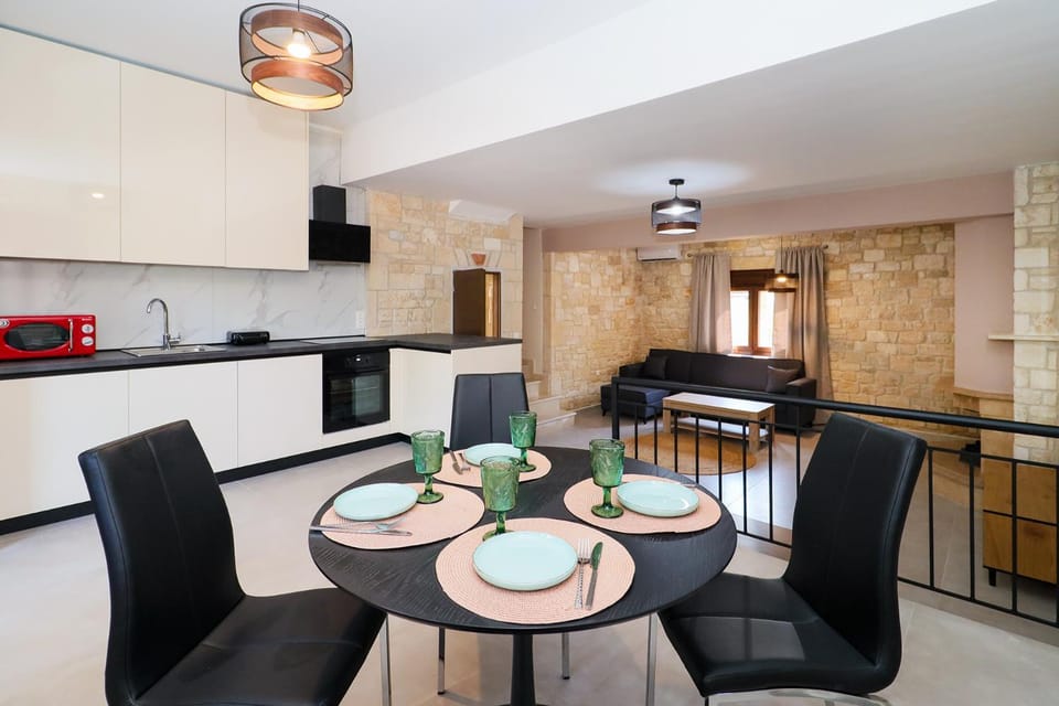 Kitchen or kitchenette, Living room, Seating area, Dining area, stove