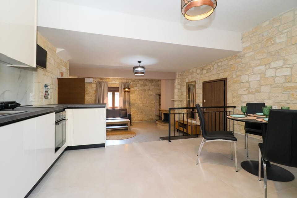 Kitchen or kitchenette, Dining area, oven, stove