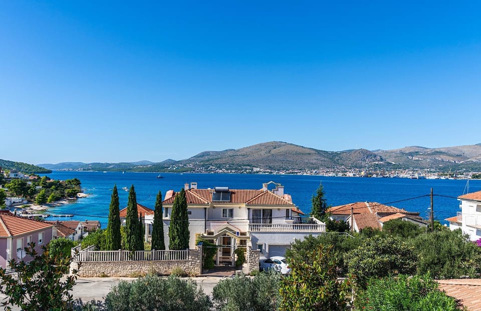 Modern spacious Villa, 36 sqm Pool, 70m to beach - Villa Mediteran Villa in Okrug Gornji