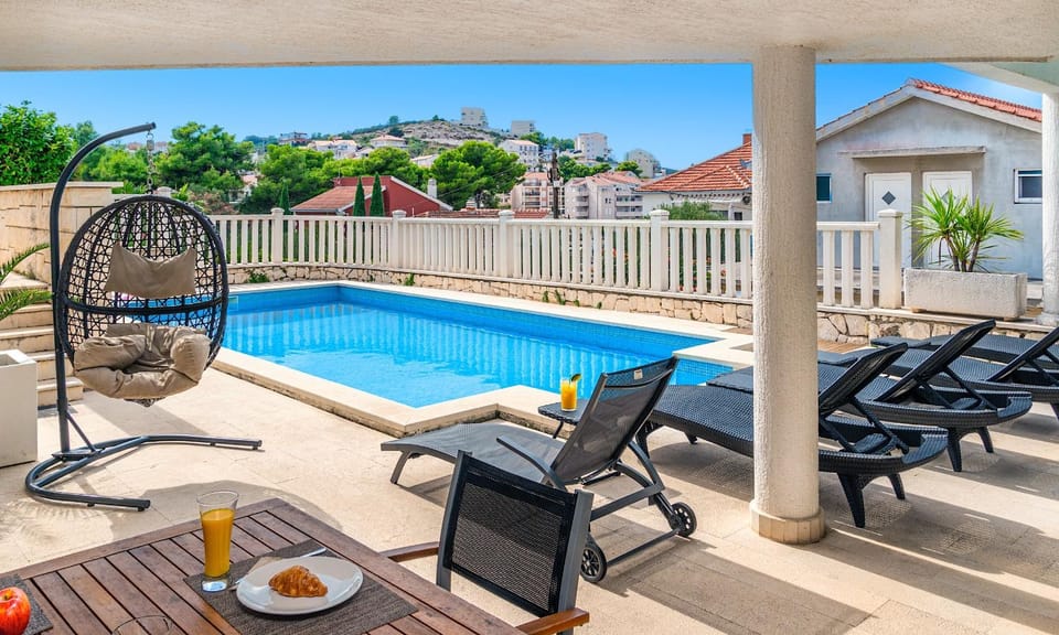 Modern spacious Villa, 36 sqm Pool, 70m to beach - Villa Mediteran Villa in Okrug Gornji