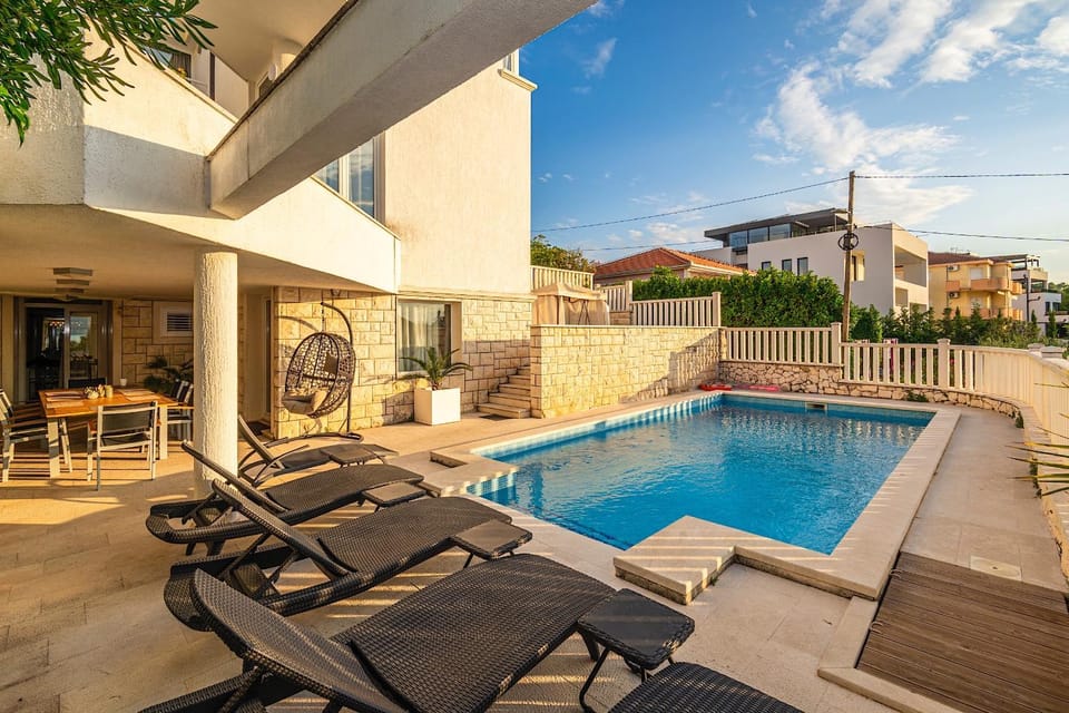 Modern spacious Villa, 36 sqm Pool, 70m to beach - Villa Mediteran Villa in Okrug Gornji