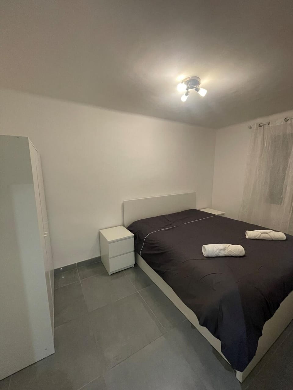 Photo of the whole room, Bedroom