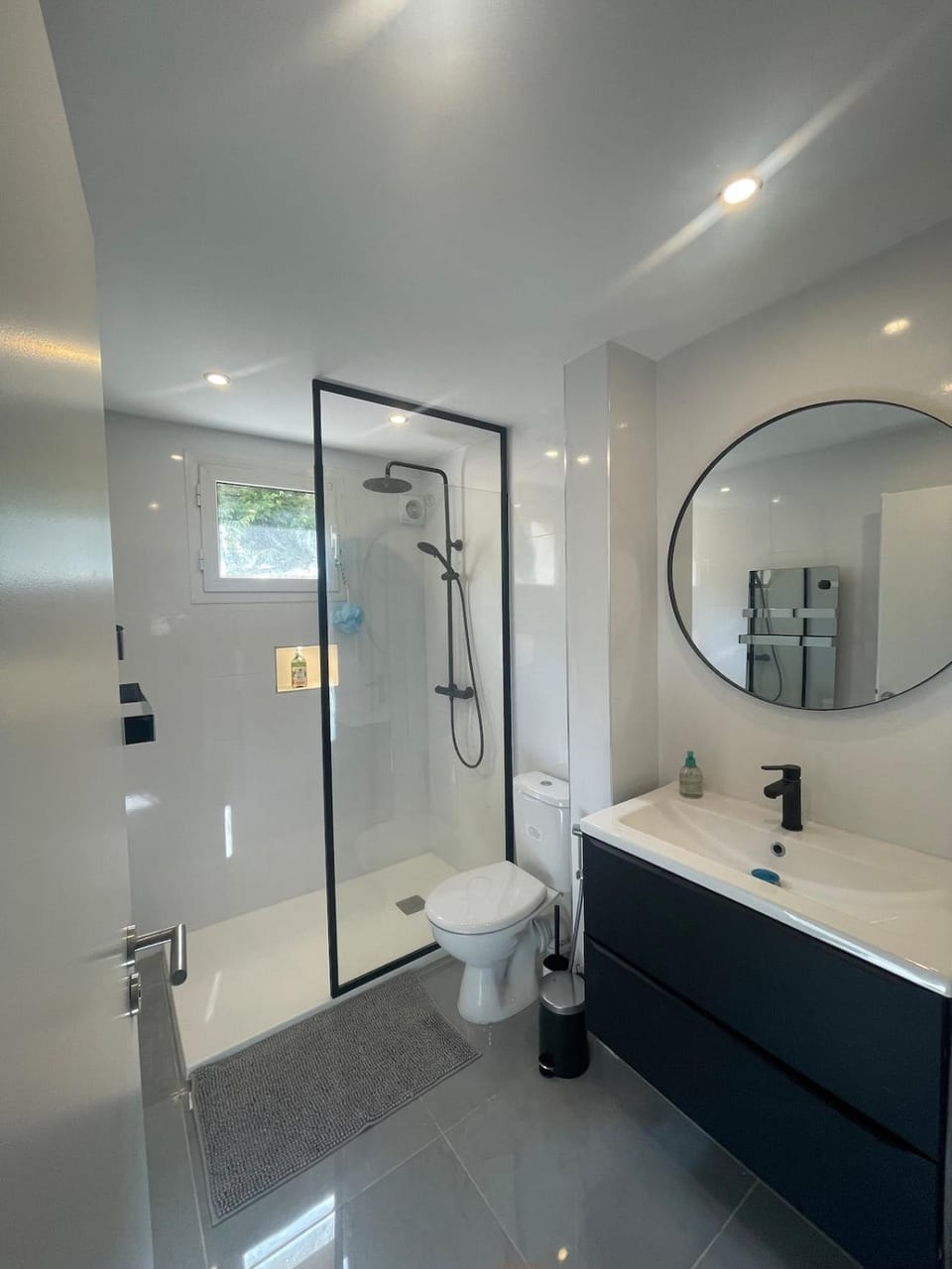 Shower, Toilet