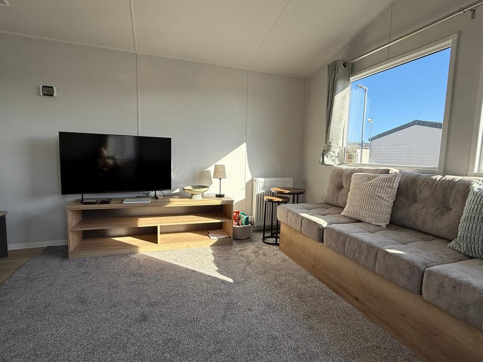 TV and multimedia, Living room, Seating area, Evening entertainment