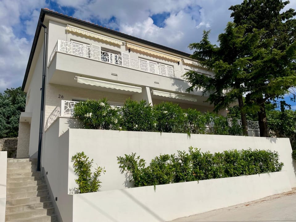 Property building, Facade/entrance, Balcony/Terrace