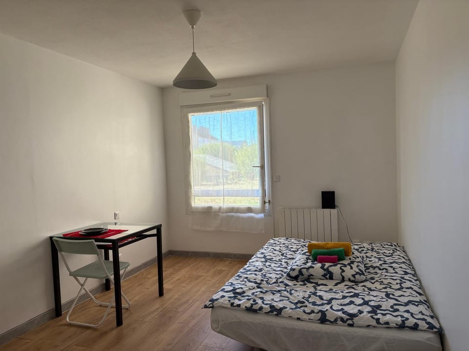 Bed, Dining area, Bedroom
