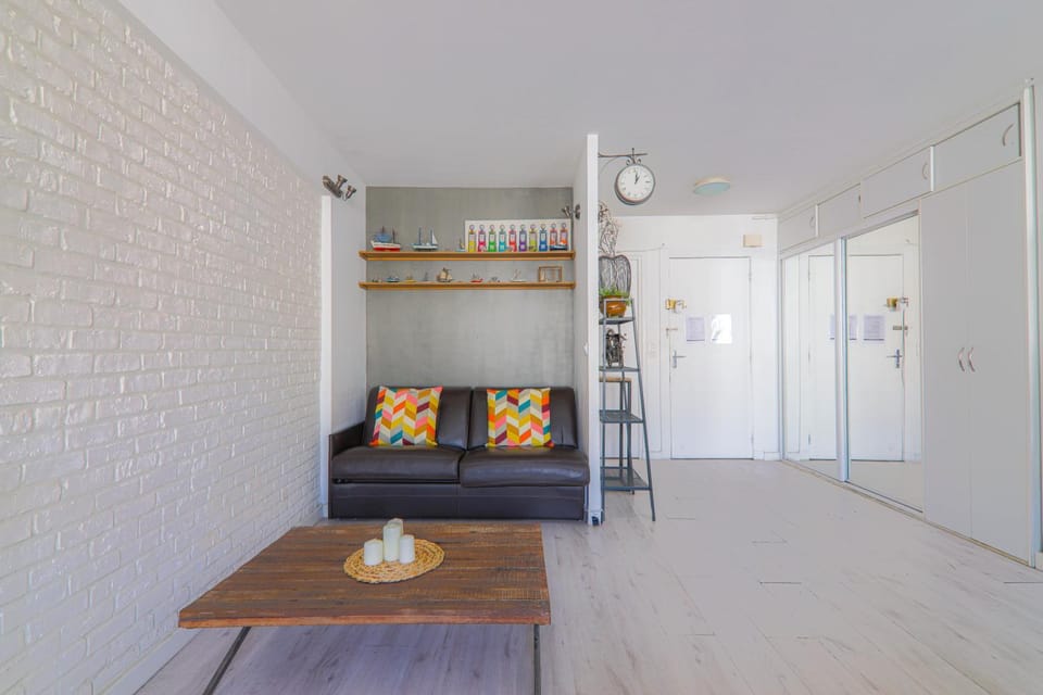 Bed, Living room, Seating area
