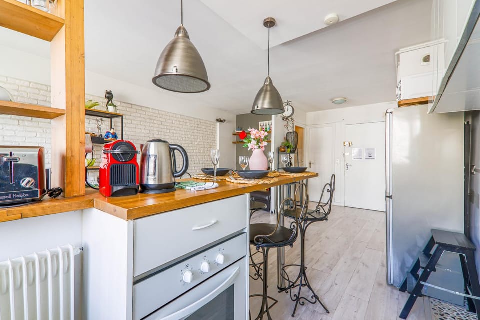 Coffee/tea facilities, Kitchen or kitchenette, Dining area, oven, stove
