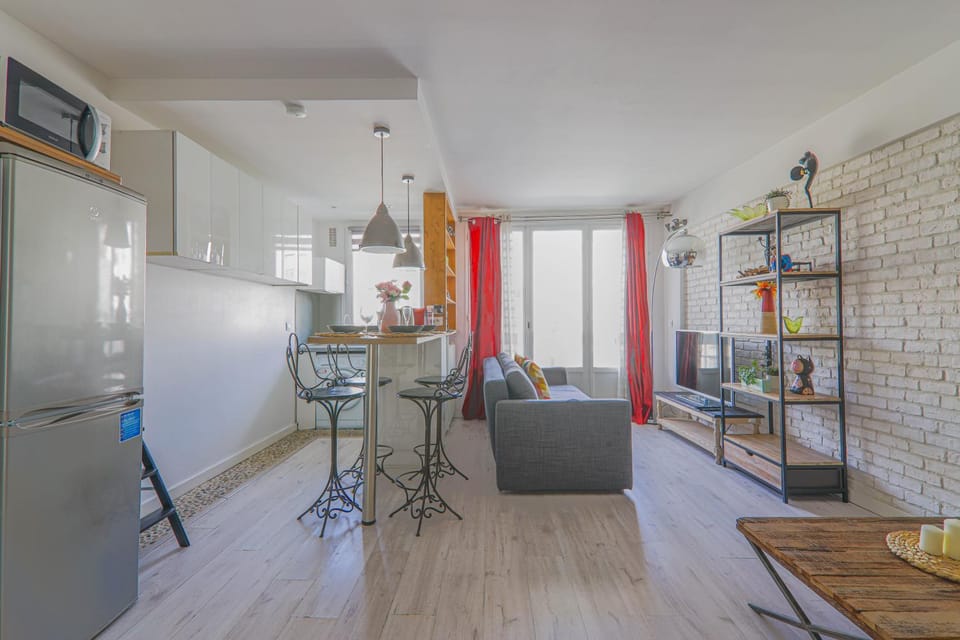 Kitchen or kitchenette, Living room, Seating area, Dining area