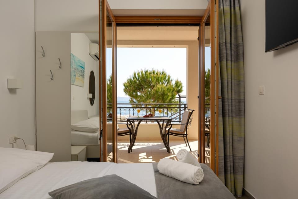 Bed, TV and multimedia, View (from property/room), Balcony/Terrace, Seating area