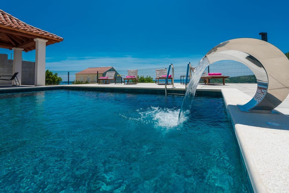 Day, Pool view, Swimming pool, sunbed